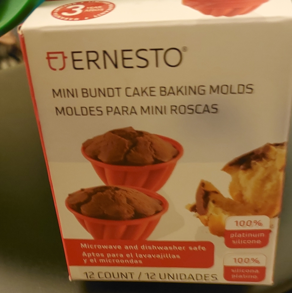 NWOT Silicone Mini Bundt Cake Molds